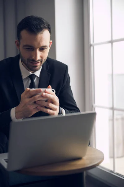 Atractivo trabajador de oficina mirando la pantalla de la computadora en el interior —  Fotos de Stock