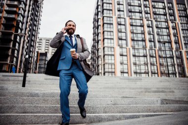 Alt kata inen cep telefonlu bir erkek.