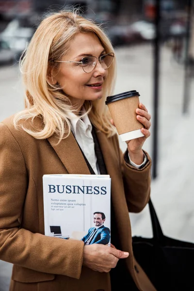 Emprendedora con un libro mirando a la distancia —  Fotos de Stock