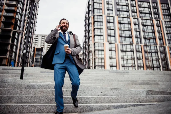 Hombre con un teléfono móvil bajando — Foto de Stock