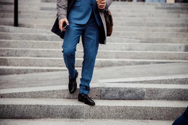 足元を歩くスタイリッシュな靴を着た男性 — ストック写真