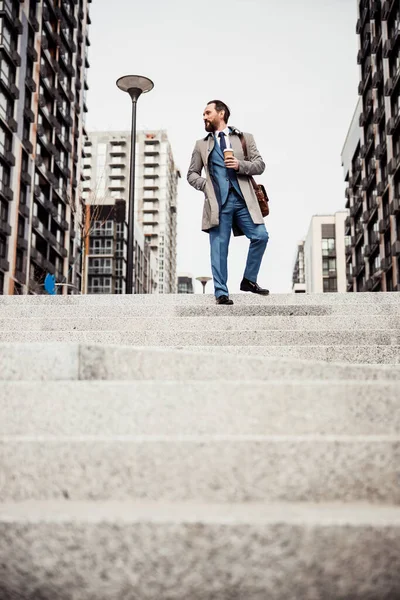 階段の上に立つ喜びの男性起業家 — ストック写真