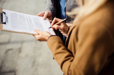 Komisyoncu bir müşteriyle sözleşme imzaladı.