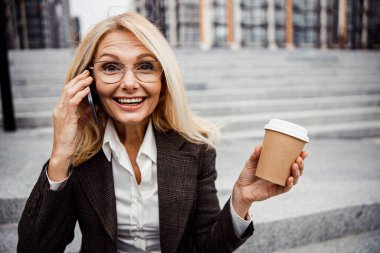 Akıllı telefonlu hayretler içindeki kadın.