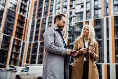 Adamın biri elindeki alete bakıyor.