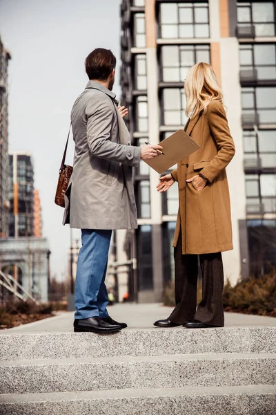 Broker e una donna d'affari in piedi all'aperto — Foto Stock