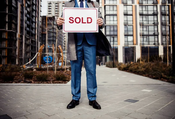 Broker standing in a new residential district — Stock Photo, Image