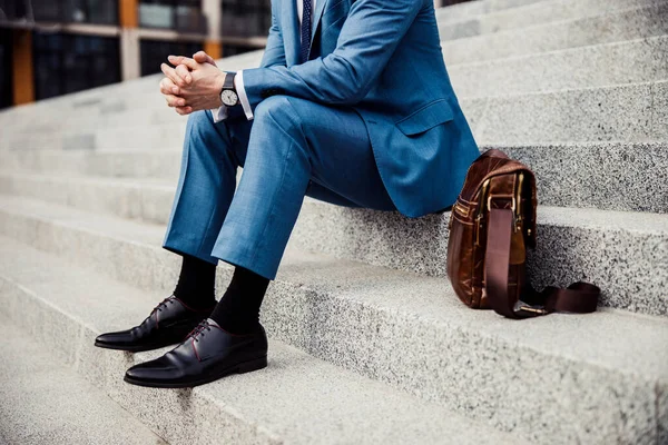 Mann im trendigen Anzug entspannt im Freien — Stockfoto