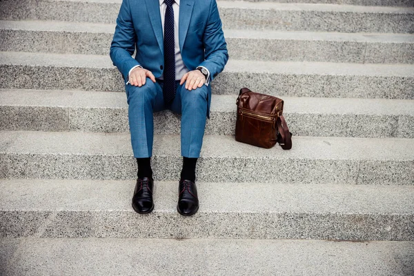 Man taking a rest on the concrete steps — Stock Photo, Image