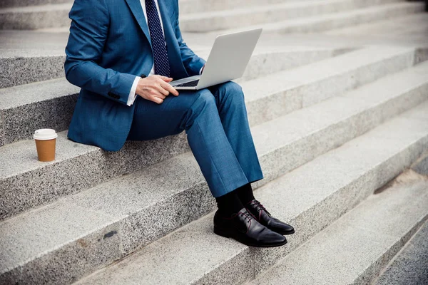 Stijlvolle blanke man werkt aan zijn laptop — Stockfoto