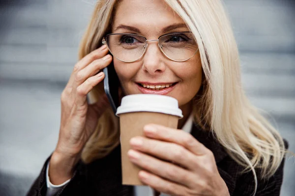 Affari signora fare una telefonata al di fuori — Foto Stock