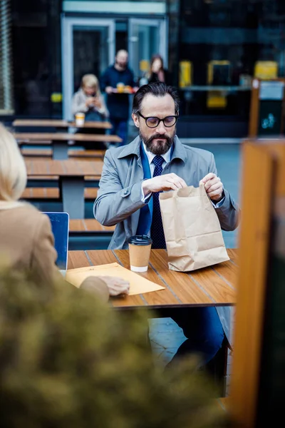 Man zit met zijn collega in een café — Stockfoto