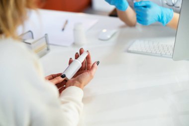 Klinikteki doktorla randevusu olan hastanın kesilmiş fotoğrafı.