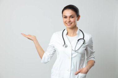 Kamera önünde poz veren güzel doktor.