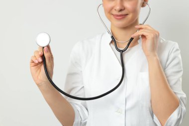 Doktorun steteskopu içeride tutarken çekilmiş bir fotoğrafı.