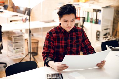 Ofiste yeni bir proje üzerinde çalışan yakışıklı genç adam.