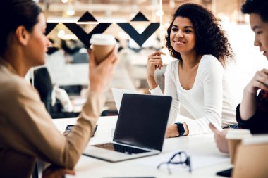 Ofiste çalışan ve sohbet eden iş adamları