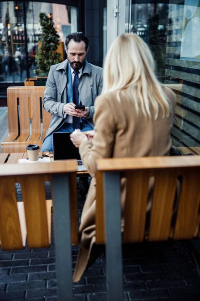 Uomo concentrato che fissa il suo cellulare — Foto Stock