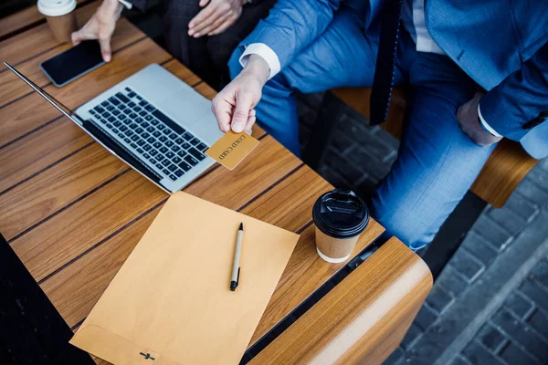 Lady en haar collega zitten aan een tafel — Stockfoto