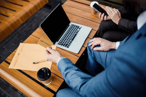 Hombre empresario sosteniendo una tarjeta de crédito al aire libre — Foto de Stock