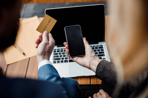 Empreendedores demonstrando um smartphone e um cartão de crédito — Fotografia de Stock