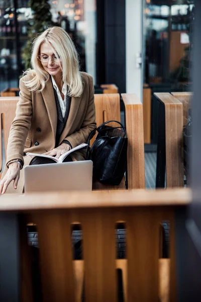 Moderna y elegante dama sentada en un café — Foto de Stock