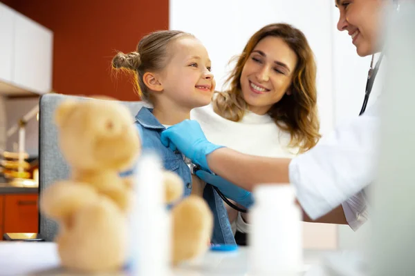 Glücklich süß mädchen suche bei arzt im klinik — Stockfoto