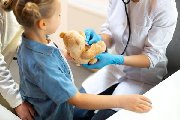 Foto recortada de niña caucásica hablando con pediatra en la clínica — Foto de Stock