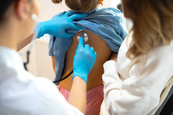 Primer plano del pediatra examina niña en el hospital — Foto de Stock