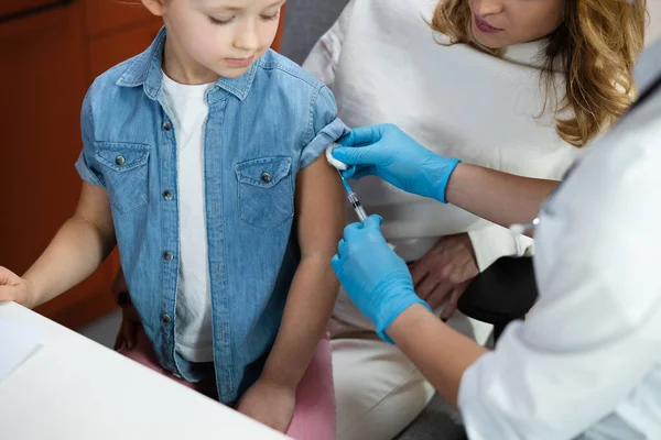 Caucasico coraggioso ragazza ottenere iniezione in pediatrica ufficio — Foto Stock
