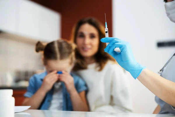 Bang klein kind huilend in een moderne kliniek — Stockfoto