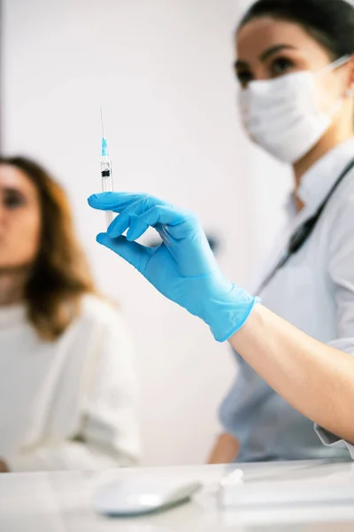 Médicos con jeringa en la mano en su consultorio pediátrico — Foto de Stock