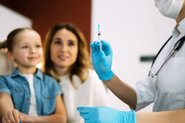 Kaukasische Mutter mit Tochter hört ihrem Arzt zu — Stockfoto