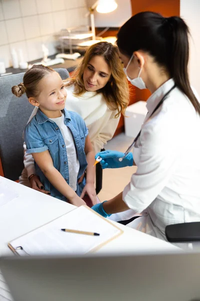 Kaukasischer Arzt hält Thermometer in moderner Klinik in der Hand — Stockfoto