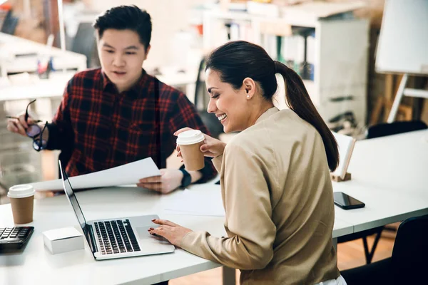 Dame joyeuse travaillant avec un collègue masculin au bureau — Photo