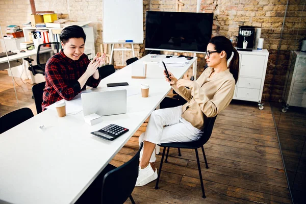 Jolie dame et homme souriant travaillant ensemble au bureau — Photo