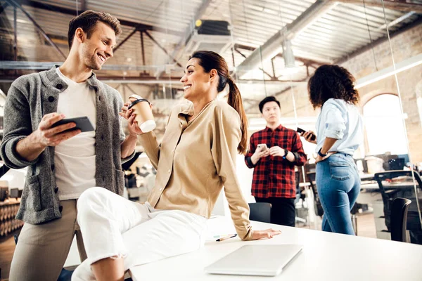 Homem e mulher alegres conversando e rindo do trabalho — Fotografia de Stock