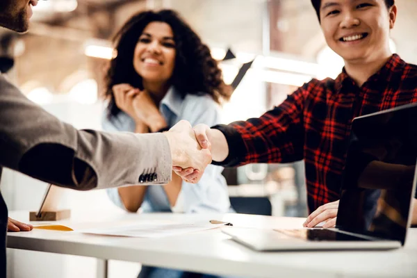 Affärspartner som sitter vid bordet och skakar hand — Stockfoto