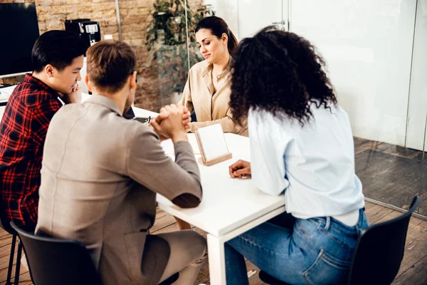 Des collègues d'affaires se réunissent dans un bureau moderne — Photo