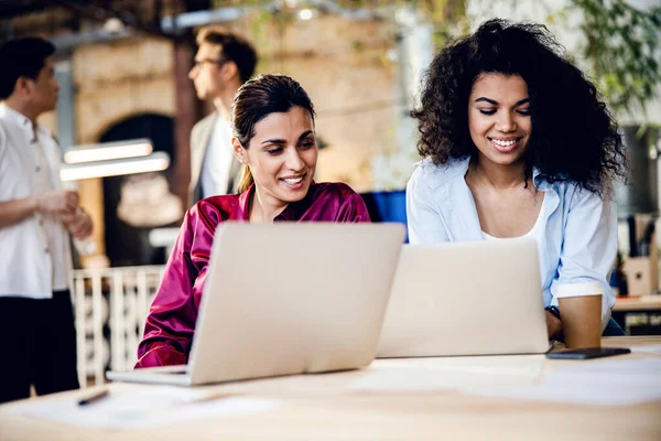 Gyönyörű fiatal nők használják laptop a munkahelyen — Stock Fotó