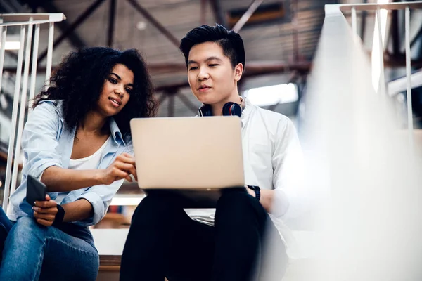 Knappe man en charmante vrouw met laptop — Stockfoto