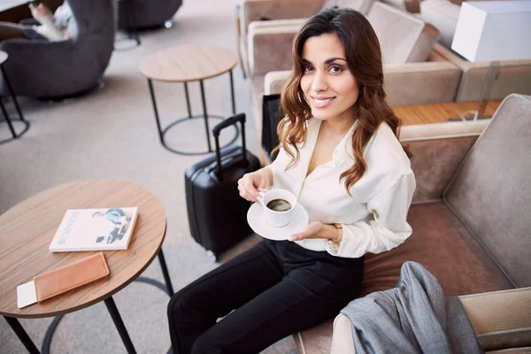 Γοητευτική κυρία πίνοντας καφέ στο αεροδρόμιο αναχώρησης lounge — Φωτογραφία Αρχείου