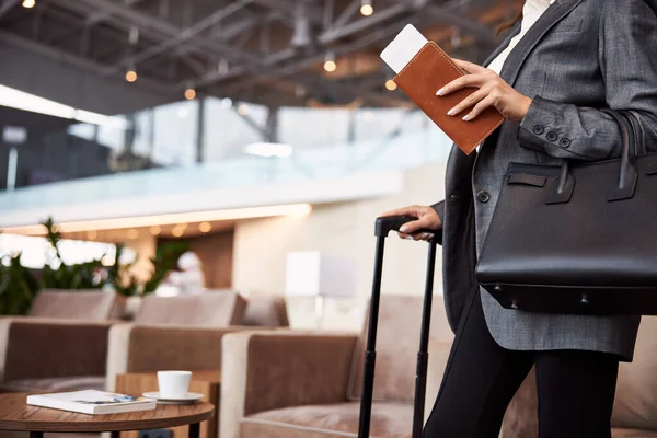 Joven mujer sosteniendo billetera con billete y bolsa — Foto de Stock