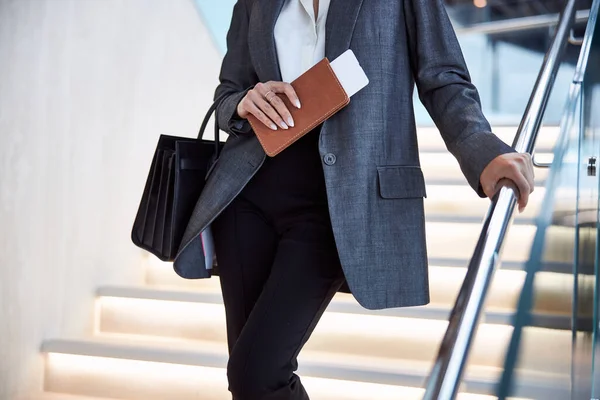Ung dam håller plånbok med biljett och väska — Stockfoto