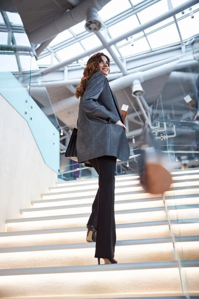 Allegro signora elegante in piedi sulle scale nel centro business — Foto Stock