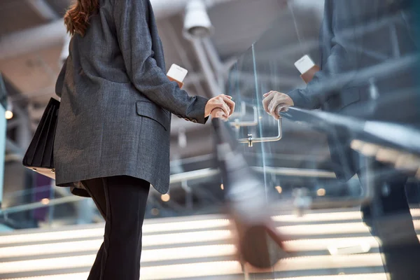 Elegante giovane donna in piedi sulle scale nel centro commerciale — Foto Stock