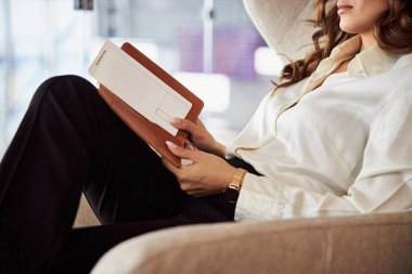 Cüzdanı olan genç bir kadın.