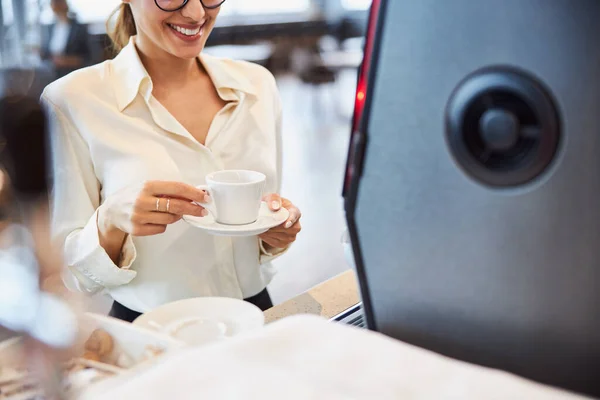 Joven alegre sosteniendo una taza de café — Foto de Stock