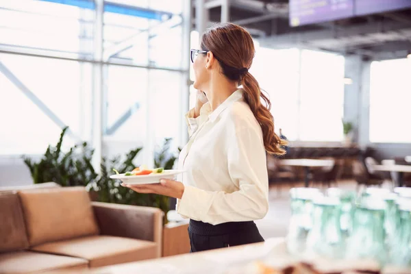 Elegante dama hablando por celular durante la hora del almuerzo — Foto de Stock