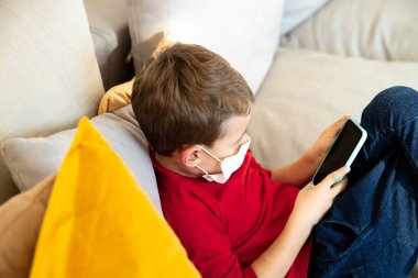 Çocuk evde aletlerle vakit geçiriyor.